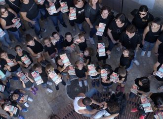 Els comerciants de Gata de Gorgos es reuneixen al carrer per tatuar-se la Fira a la pell