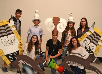 Más de 100 benisseros se suben al escenario con el musical “El Cicle Vital”