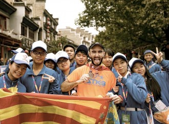 Estudiante, profesor, atleta, modelo y actor, el joven calpino Santi Ferrando a la conquista de China