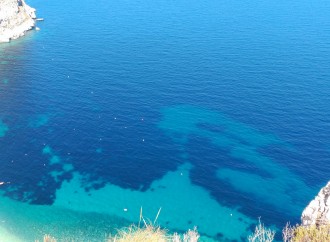 Piérdete en una de las calas más impresionante de la Marina, la del Moraig