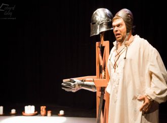 Arriba JOANOT a Benissa, una obra d’ESCLAFIT TEATRE amb el benisser Joan Nave