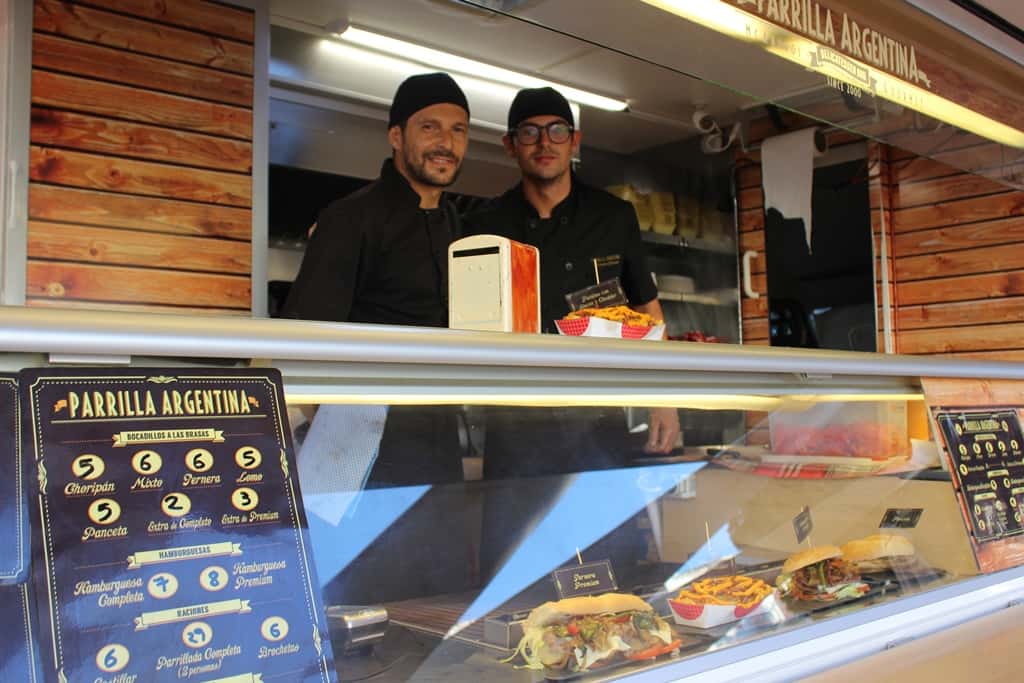 Dos chicos d comida rápida callejera