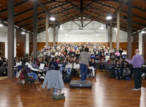 L’ESO canta amb cor estrena en el Auditori Teulada Moraira ‘Crit dels àngels de la nit’ de Javier Santacreu