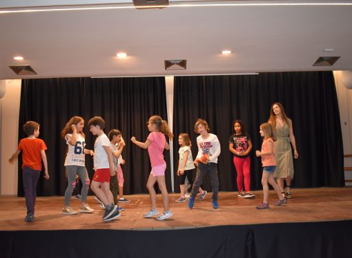 Nos colamos en los ensayos del grupo Infantil de L´Escola Municipal de Teatre de Teulada