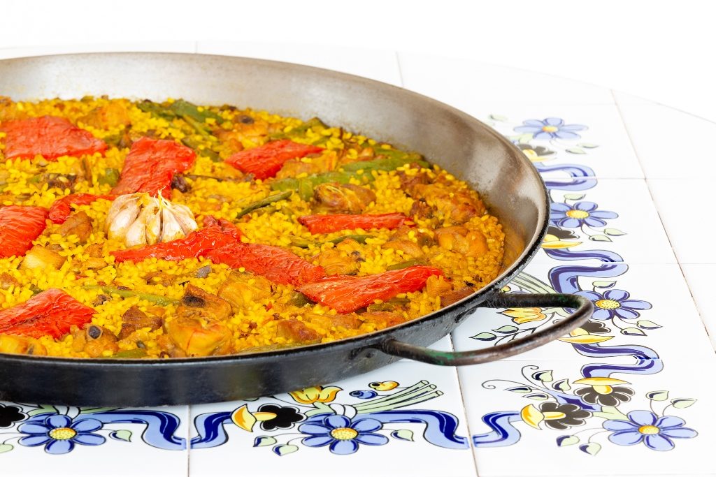 Imagen de paella sobre la mesa