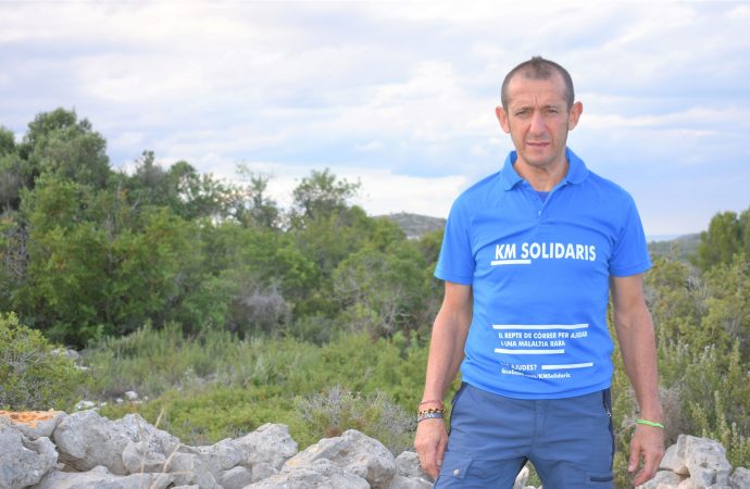 El corredor de Gata Fernando Arabí “Curro” a mitad de conseguir su reto solidario
