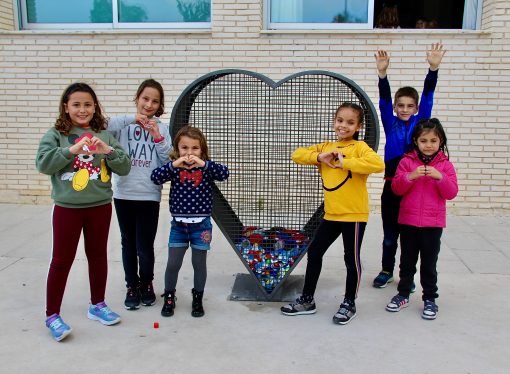 Los centros escolares de Benissa laten con los “corazones solidarios”