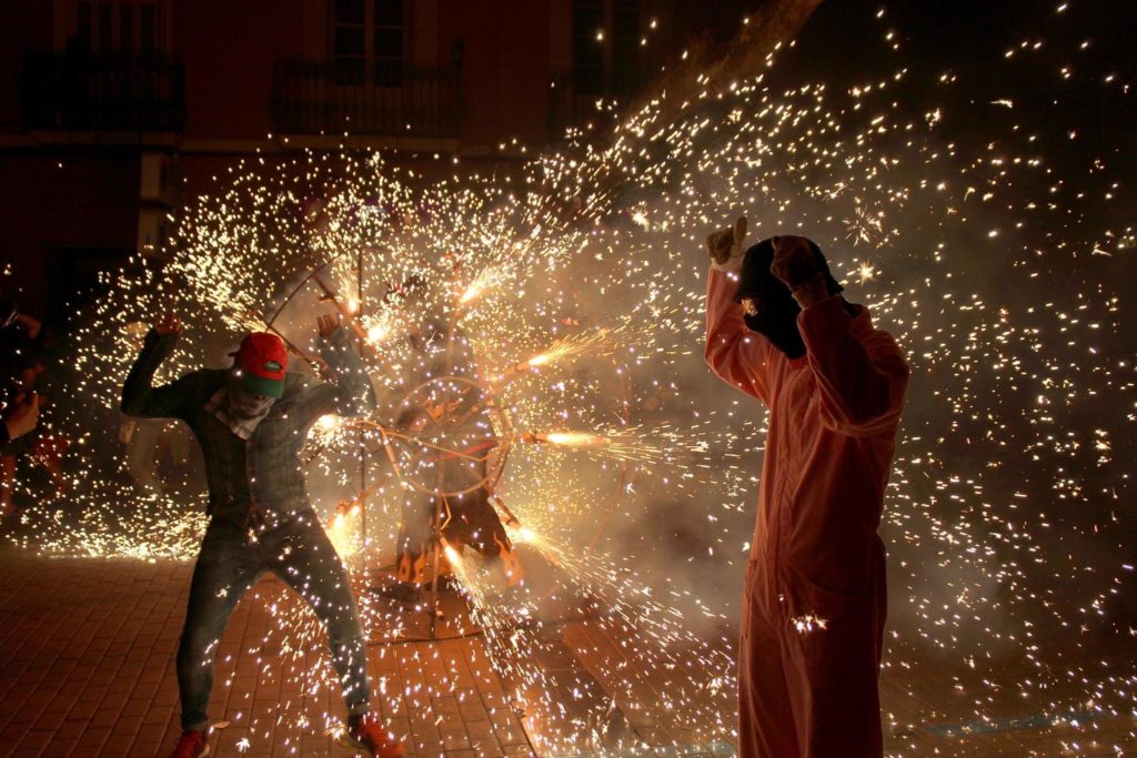 Correfocs de Denia, dos hombres resistiendo al Correfocs en las fiestas de Denia
