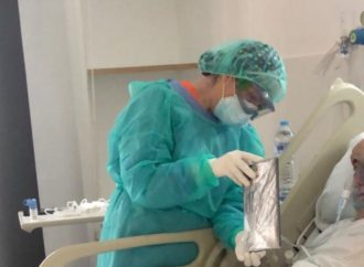 El Hospital de Dénia lanza iniciativas de humanización para paliar el aislamiento de los pacientes ingresados en planta
