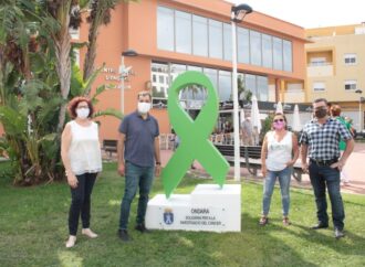El lazo solidario AECC ya luce frente al Centro Social de Ondara