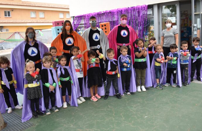 El CEIP Cap d’Or de Moraira se llena de poderes con los superhéroes y superheroínas de sus alumnos