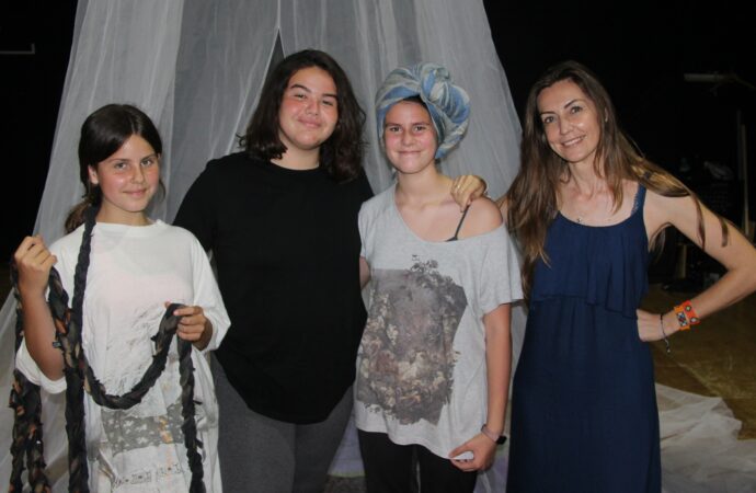 Tres alumnas de la Escuela Municipal de Teatro de Ondara, las más jóvenes de la 30 Mostra de Teatre Ciutat de Dénia, estrenan hoy “Cremallera”