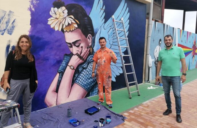 Ondara rinde homenaje a Frida Kahlo con un mural creado por Paco Chika