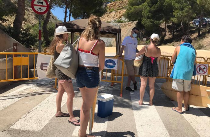 Un autobús lanzadera gratuito bajará a los bañistas a la cala del Moraig