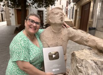 Ni el cáncer, que la apartó de las cámaras, ha impedido que sus más de 100.000 seguidores la conviertan en Youtuber de plata