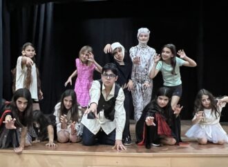 «Los Darling», la obra de los alumnos de Rosa Catalán, nos hacen pasar una noche inolvidable en el hotel encantado