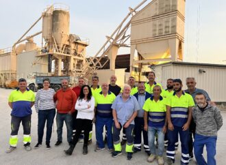 Los trabajadores de Vives Dalmau SL ayudan a los afectados por la DANA