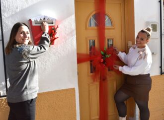 Y si llueve, da igual. Senija celebra las campanadas al sol