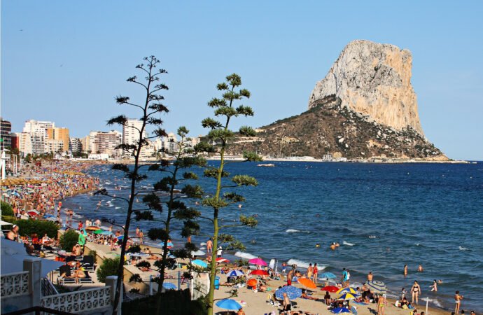 Calp prohíbe fumar en las playas y calas del municipio