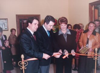 Las amas de casa homenajean a su presidenta, Encarna Ivars
