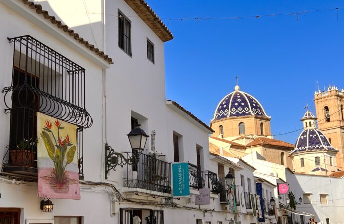 “Balconades”, un paseo artístico por el casco antiguo de Altea