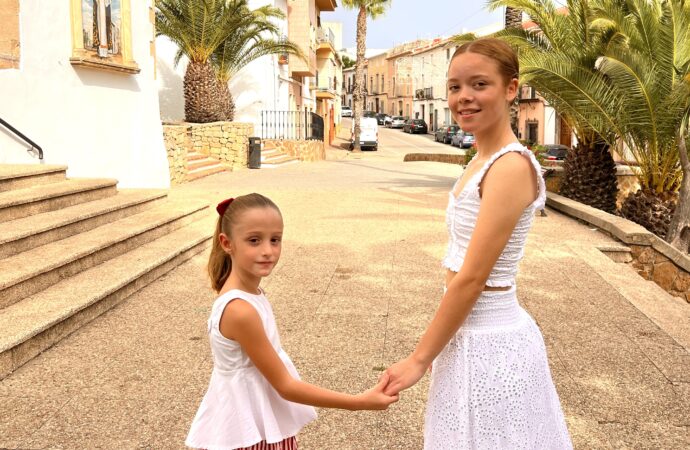 Una tarde con las nuevas reinas de las fiestas de Teulada, Elena Vallés y Mª Alejandra Chaverra