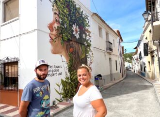 La naturaleza florece en Senija con el nuevo mural de Tardor Roselló en el MOS