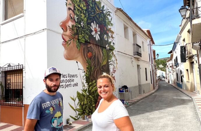 La naturaleza florece en Senija con el nuevo mural de Tardor Roselló en el MOS