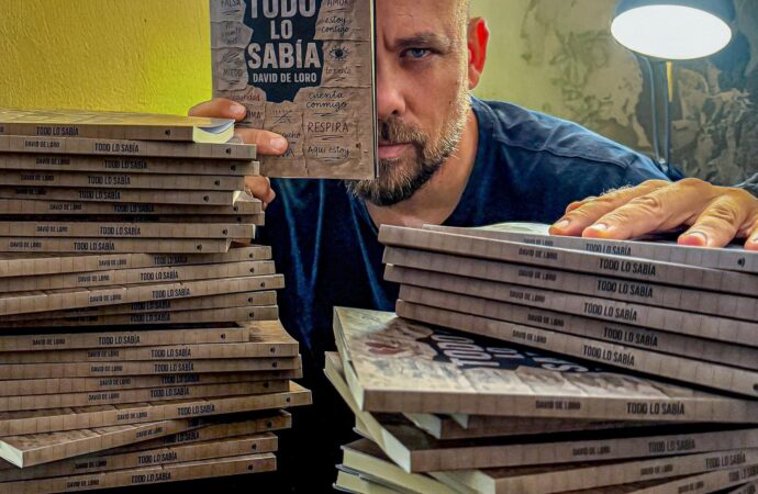 David de Loro, el cineasta que dejó sin aliento a Benissa en Corto con “Habitación 7”, presenta su primer libro “Todo lo sabía