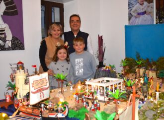 Unas 500 piezas dan vida a un original belén de Playmobil creado por José Vicente Ferrando