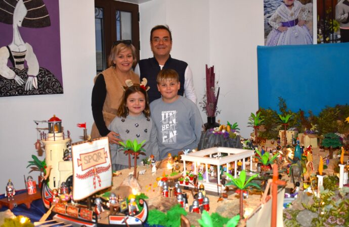 Unas 500 piezas dan vida a un original belén de Playmobil creado por José Vicente Ferrando