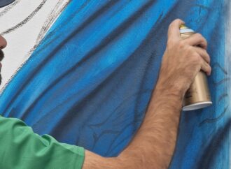 Cuatro miradas, un mismo pulso creativo: la “Exposició Col·lectiva” de Toni Ortolà, Jorge S. Jorge, Tador y Laura Gabari