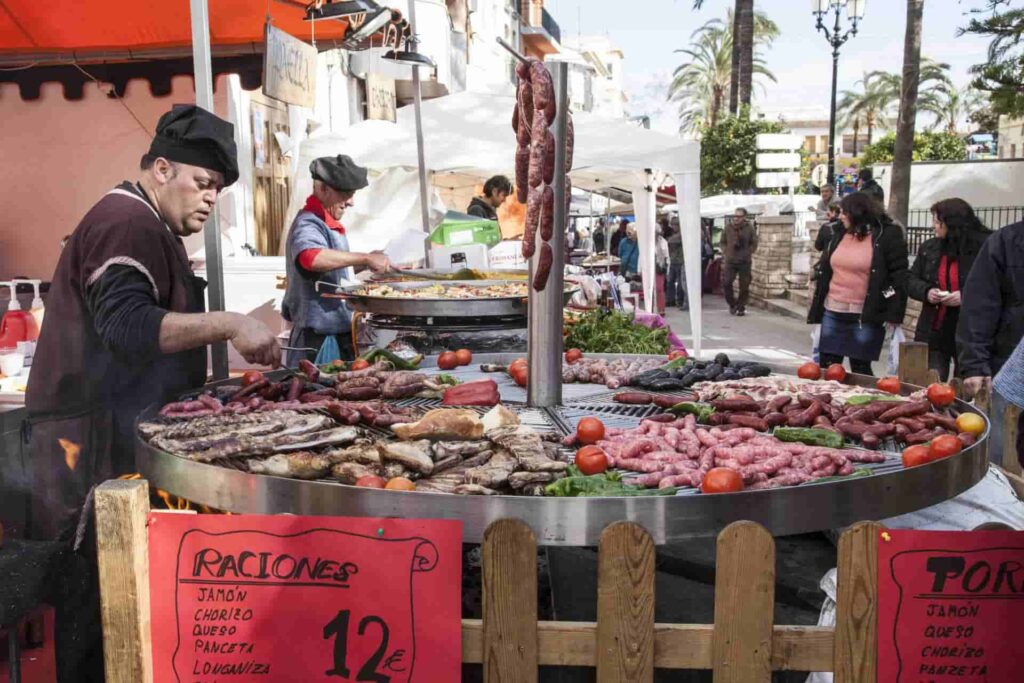 Personas cocinando paella en el porrat de Benissa, fiestas de Benissa