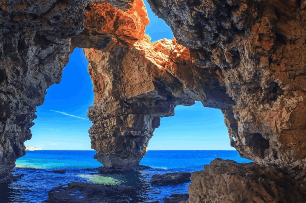 Imagen de las cuevas de la Cala Moraig de Moraira