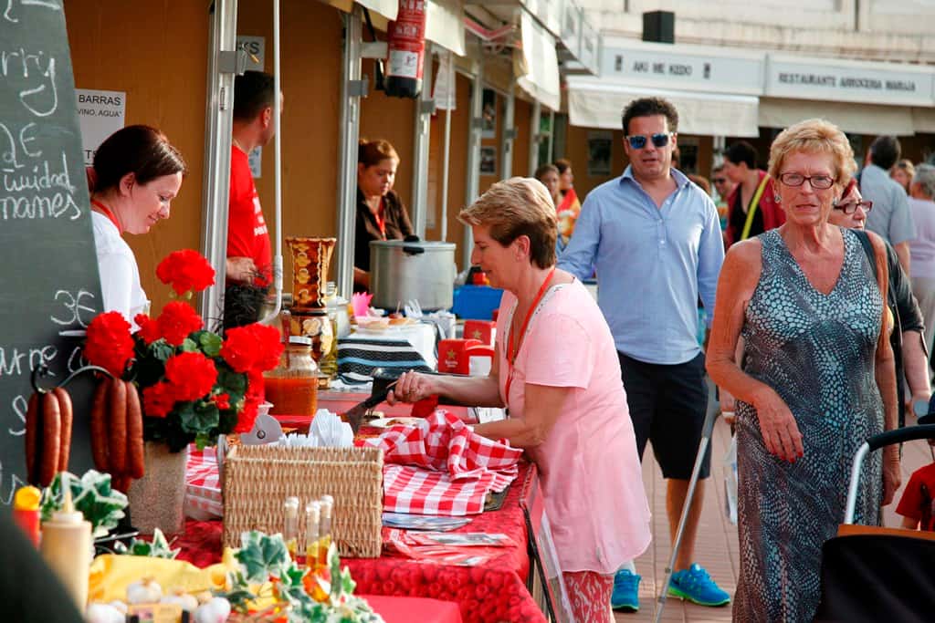 Mujer comprando en puesto de feria de Calpe