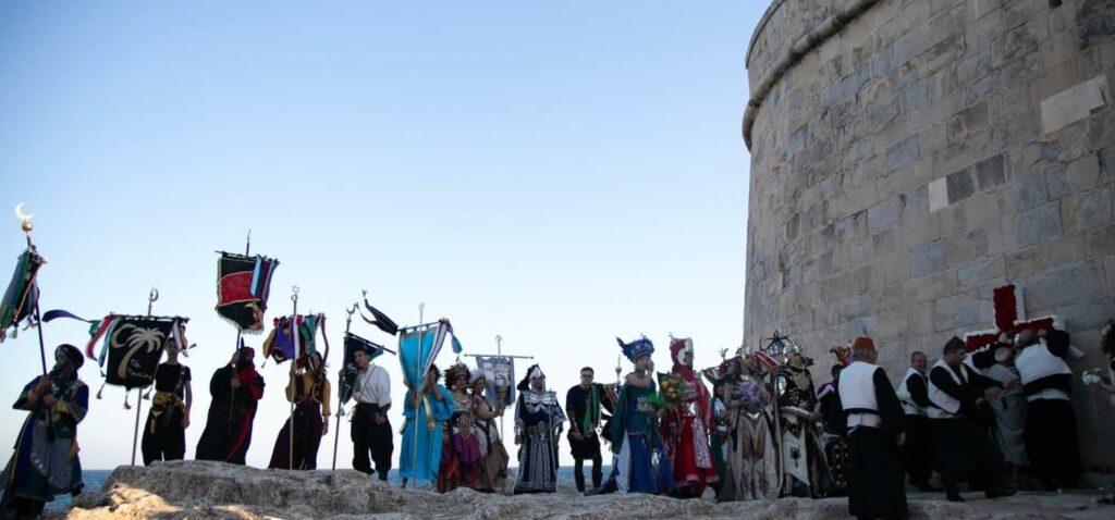 Fila de moros en Moraira, en la festividad de Moros y Cristianos