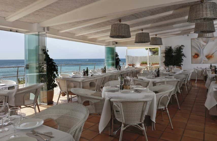 Restaurante en puerto de Moraira con vistas al mar