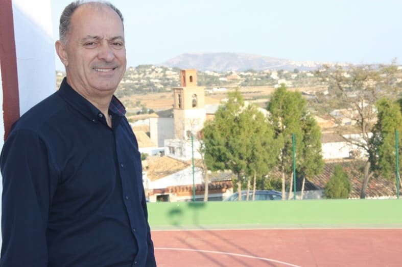 Alcalde de Senija en polideportivo de Senija, Marina Alta