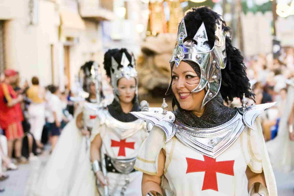 Fila de cristianos en Benissa en la festividad de Moros y Cristianos