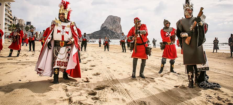 Fila de cristianos en Moros y Cristianos de Denia