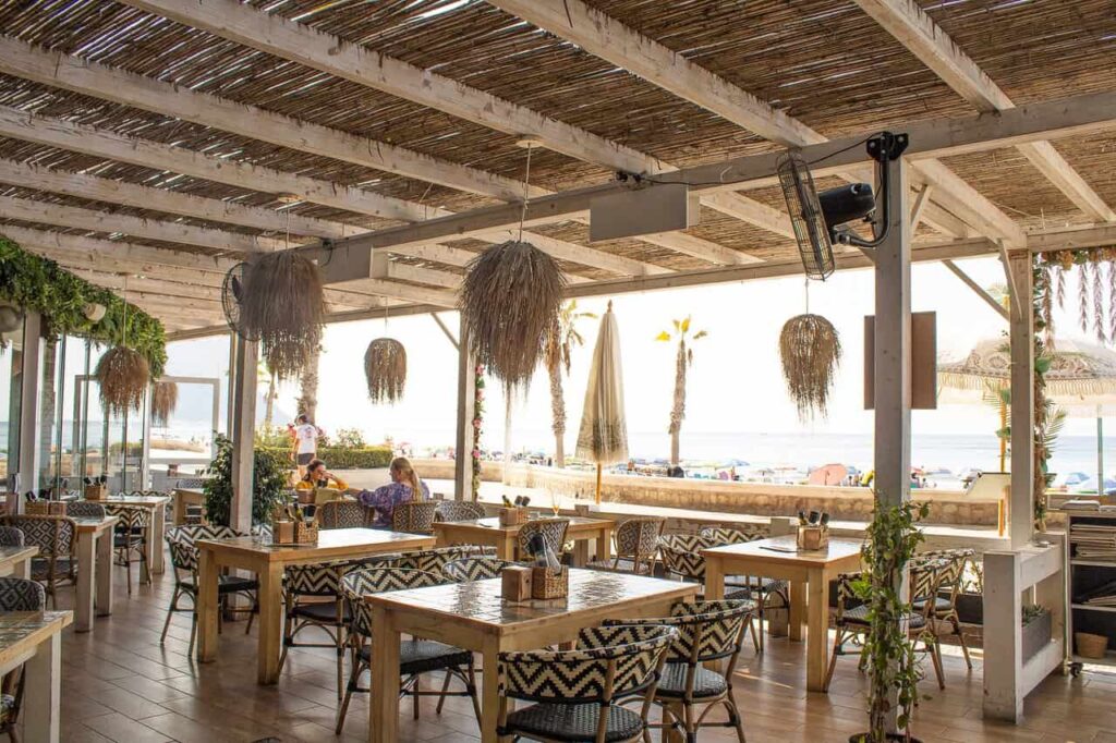 Terraza de chiringuito en playa de Calpe, Costa Blanca