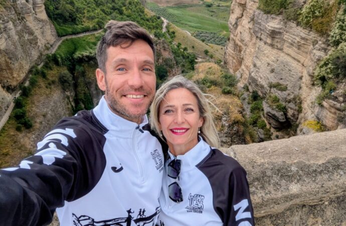 Jessica Muñoz y Pelayo Álvarez completan los 101km de Ronda esposados y baten el actual récord Guinness