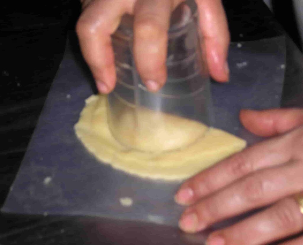 Haciendo forma a la masa con vaso en Dénia