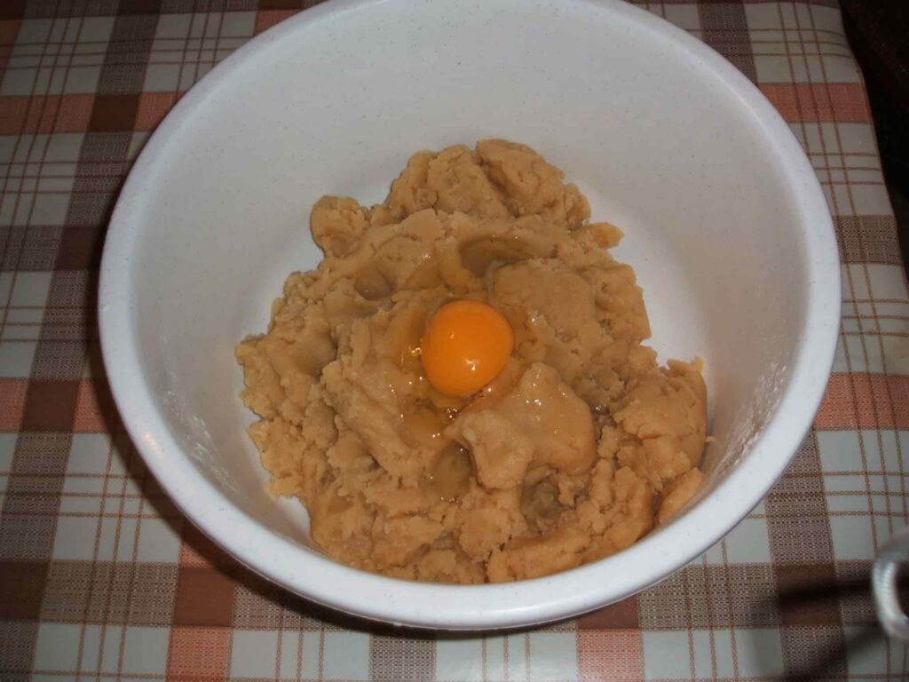 Huevo en medio de masa para cocinar en Denia
