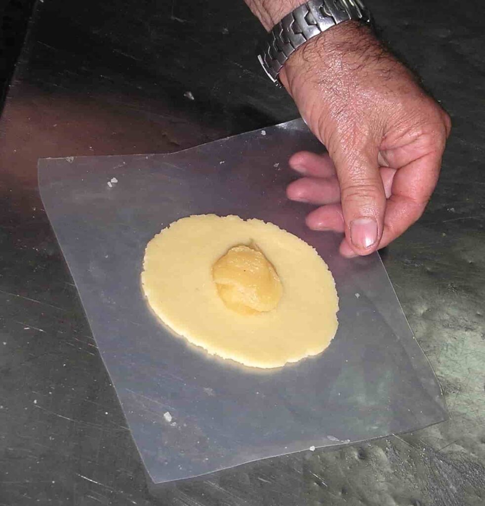 Añadiendo relleno a la masa de dulce en Denia