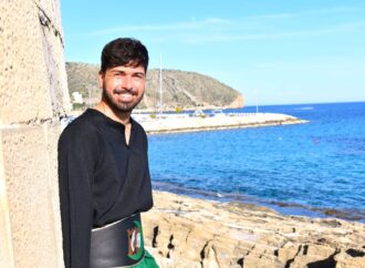 Daniel Ibanco pone voz al corazón de las fiestas de Moros y Cristianos de Moraira