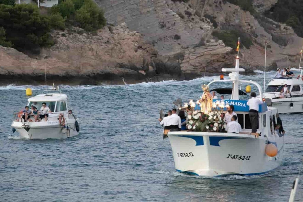 3 barcos navegando por las fiestas de Moraira en la Costa Blanca