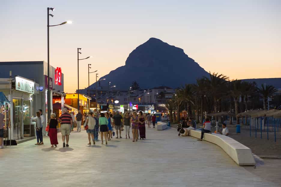 Imagen del paseo de la Playa del Arenal de Javea, en la Costa Blanca, viendo el atardecer con mucha gente