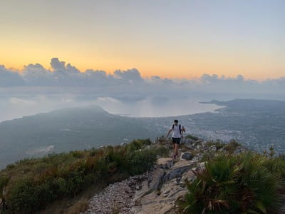 Imagen de la cima del Montgo con un persona en el sendero, en Javea, Costa Blanca
