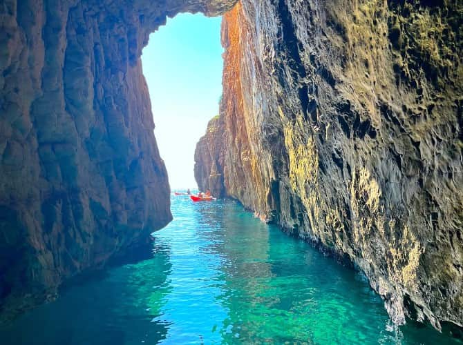 Vista de la Cala de Portitxol de Javea desde una de sus cuevas